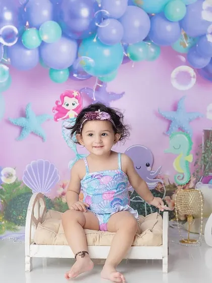 Sitting on her little bed, surrounded by bubbles and sea creatures. The details in this set make it truly magical.