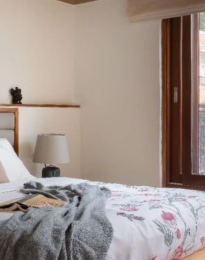 A wider view of the live-edge bed in a beautifully styled bedroom, creating a comfortable and elegant retreat.
