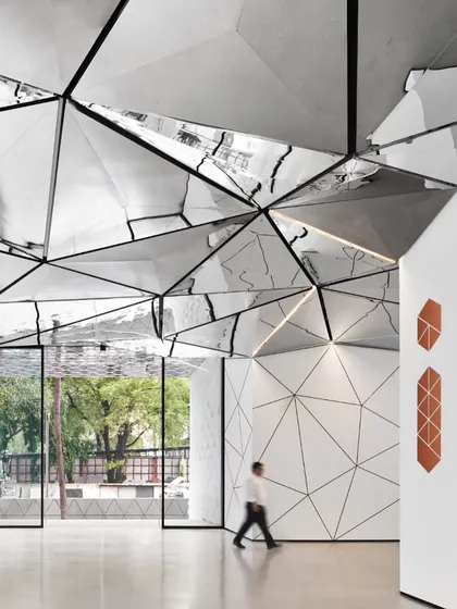The open-plan design of the lobby allows for clear sightlines and intuitive circulation, guided by the strong visual language of the architecture.