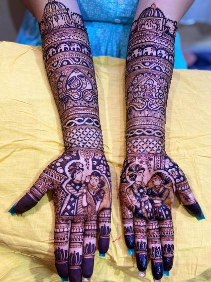 This design features portraits of a couple, with the arms decorated with rows of elephants and traditional Indian architectural patterns for a majestic feel.