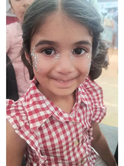 Sometimes, all you need is a little sparkle! This simple and elegant glitter eye design is a quick, fun option that kids and even adults absolutely love for an instant festive look.
