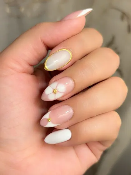 Blossom gel nails with gold chrome accents, combining 3D flowers with elegant metallic details.