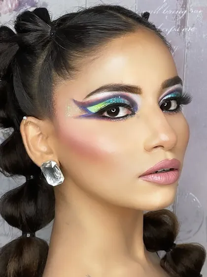 Unleash your inner artist by mastering bold, creative looks. I teach the techniques behind vibrant graphic eyeliners and high-fashion makeup, so you can push boundaries and develop your unique signature style.