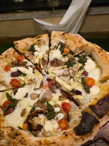 Looking to make your next birthday party unforgettable? I bring the entire interactive pizza party experience to you. Here’s a shot from a recent birthday catering event where we served up fresh Neapolitan pies for a crowd of happy pizza lovers.
