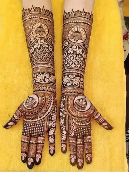 This design features a 'doli' or palanquin, a classic motif symbolizing the bride's journey to her new home.