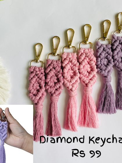 This is my classic diamond-pattern macrame keychain. It's an elegant and timeless design that I offer in a wide variety of beautiful colors.