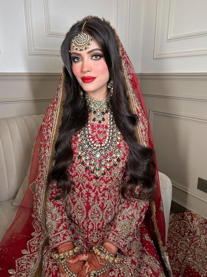 A portrait of our Walima bride, looking regal and confident. The maang tikka and layered necklaces create a look that is both traditional and modern.
