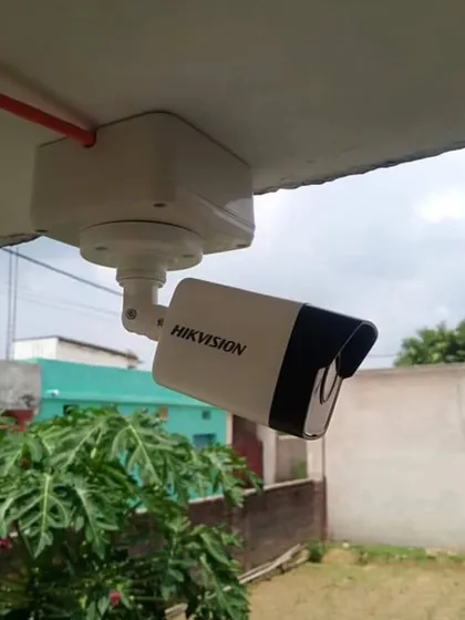 Another example of a clean and secure outdoor camera installation. I use proper mounting and wiring techniques to protect the equipment and ensure long-lasting performance.
