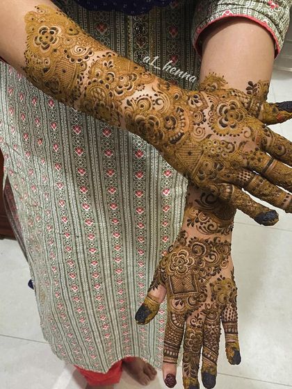 This Indo-Arabic bridal design features flowing patterns that gracefully cover the hands and forearms.