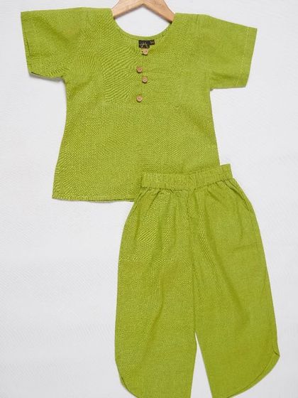 This lime green unisex co-ord set is made from a lovely textured cotton. The simple button-up top and relaxed pants are perfect for both boys and girls, making it a versatile addition to any child's wardrobe.