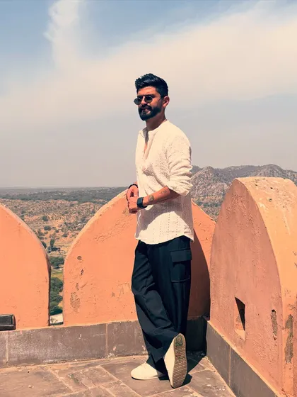 A casual yet commanding look, standing atop a fort. This outfit is all about feeling like you can rule the world.
