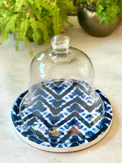 Keep your cheeses or single-serving desserts fresh with this beautiful glass cloche from our Bali Collection. The handcrafted ceramic base features a striking blue and white Batik pattern.