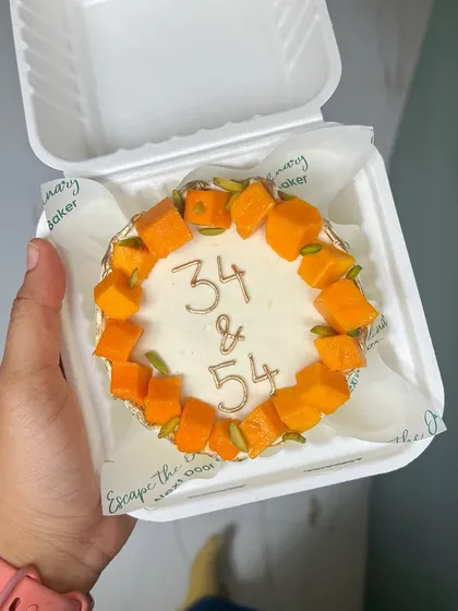 A simple and elegant mango mini cake, perfect for celebrating a joint birthday. The fresh mango chunks and delicate pistachios add a touch of freshness.