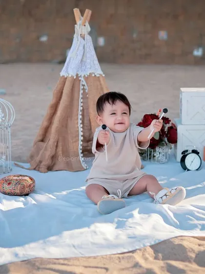 This little one is enjoying some sweet treats during his beach picnic photoshoot. We find that incorporating snacks can lead to very happy and cute photos.