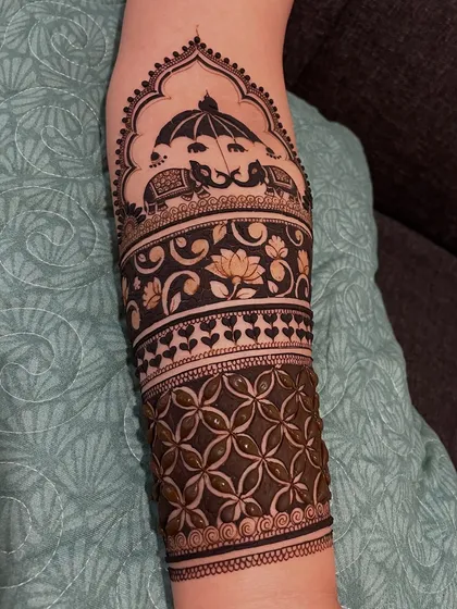 An elegant arm band design featuring two elephants under a royal umbrella. This shows how to create impactful motifs that stand out.
