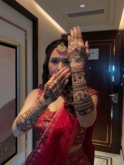 This bride wanted to include her love for elephants in her mehendi. I created a beautiful band of marching elephants on her forearms.