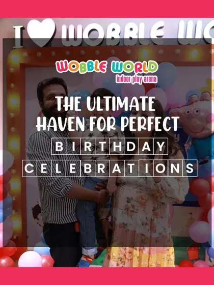 A family portrait from a Peppa Pig themed birthday party. We create a festive atmosphere with balloons and decorations to make every photo special.