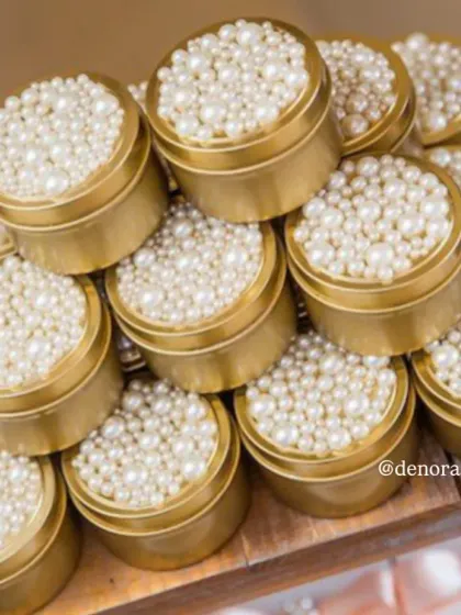 This golden tin jar candle, adorned with pearls, is a great example of my luxury gifting options. I focus on creating visually appealing, high-quality scented candles that are perfect for wedding favors, corporate gifts, or special occasions.