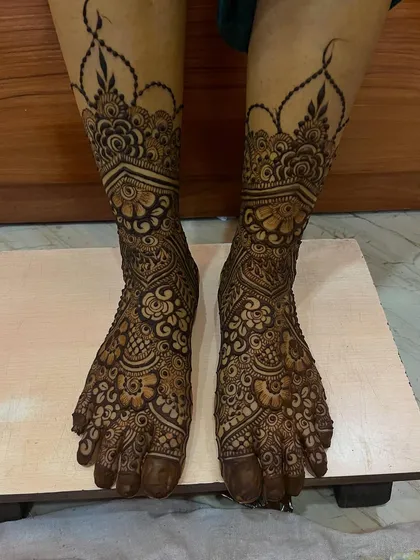 The intricate bridal feet mehndi for Maishar, featuring dense patterns that cover the entire foot.