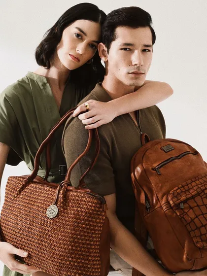 I love collaborating with brands to create clean, compelling campaign visuals. This studio shot for Kompanero's leather goods shows how I balance commercial appeal with a sense of connection and style for both men's and women's accessories.
