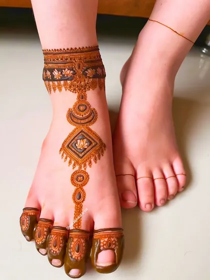 A single-foot view of the Arabic-style design, showing the delicate chain-like patterns.