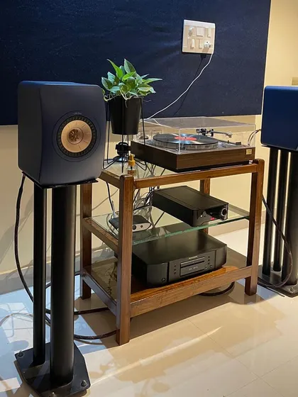 A beautiful shot of a KEF LS50 Meta bookshelf speaker setup I delivered for a client in Assam. This system, paired with a turntable, is all about pure, unadulterated two-channel audio. It proves that you don't need a room full of equipment to achieve an incredible soundstage and a deep connection with your music.