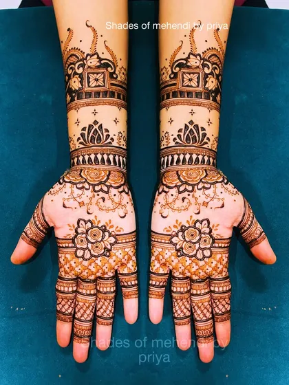 A delicate and pretty floral design on the back of the hands, with fine details and checkerboard patterns.