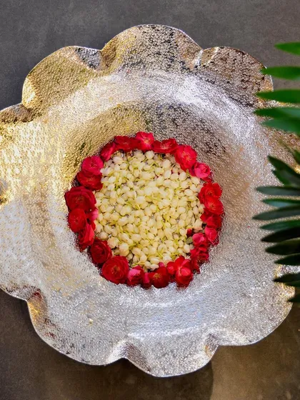 This exquisitely designed nickel-plated thal has a beautiful floral shape and textured surface. It's perfect for creating a floating flower arrangement as a centerpiece for any occasion.