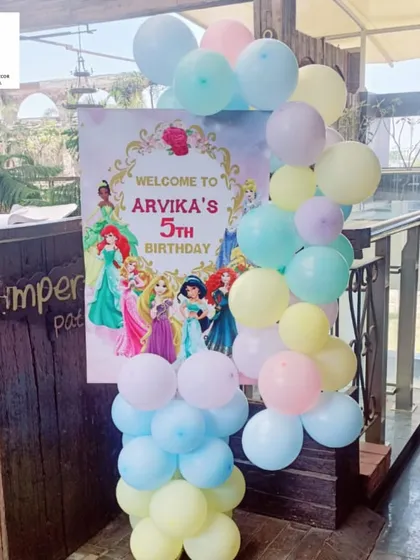 The welcome stand for Arvika's princess party, decorated with a matching pastel balloon garland. It's a lovely way to greet the little royals as they arrive.