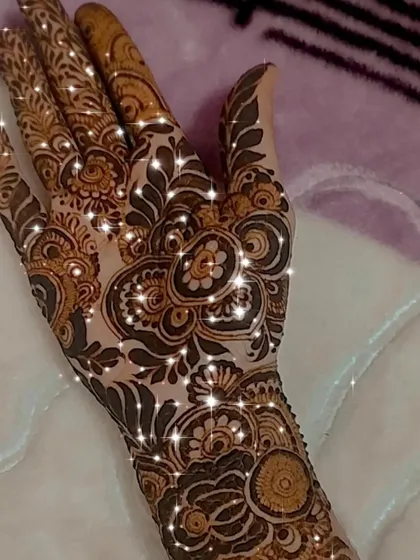 The same Khafeef design with a touch of sparkle, showing how it can be dressed up for a special occasion.