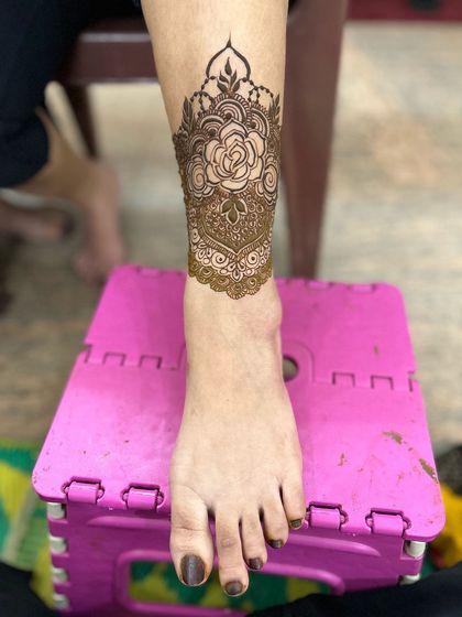 A beautiful and elegant design for the legs. The pattern features a large rose as the centerpiece, with a delicate band around the ankle.