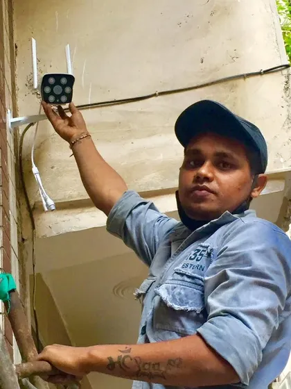 Installing a 4G bullet camera that works with a SIM card. This is a great solution for locations without a Wi-Fi connection.