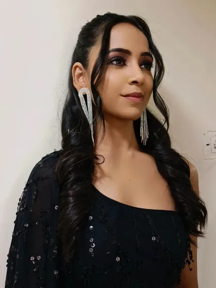 Close-up of the makeup for the black saree look. I focused on a subtle smokey eye and glowing skin to complement her sparkling earrings and outfit.