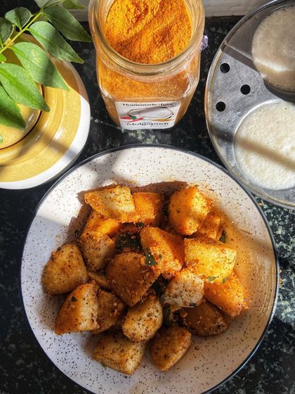 Another look at our delicious Molgapudi idli, prepared and ready to eat. You can see the fresh idlis from the steamer in the background, highlighting the freshness of the meal.