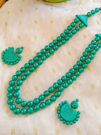 This 'maharani' style necklace is in a beautiful sea-green, a refreshing and elegant color.