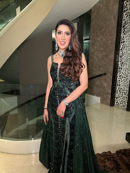 This emerald glam will make you want to steal all the spotlights. The look is dramatic, sophisticated, and perfect for a grand sangeet or reception.