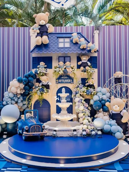 The full view of the teddy bear house, a testament to how we combine luxury decor with childhood wonder. The entire setup, from the balloon clouds to the miniature car, is designed to create a cohesive, magical world.
