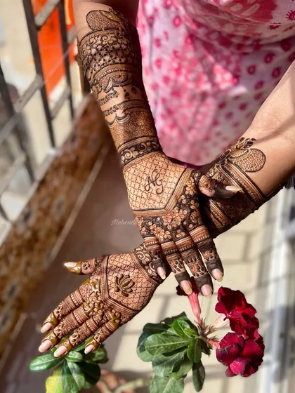 An outdoor shot of a lovely engagement mehendi, personalized with the initial 'N'.