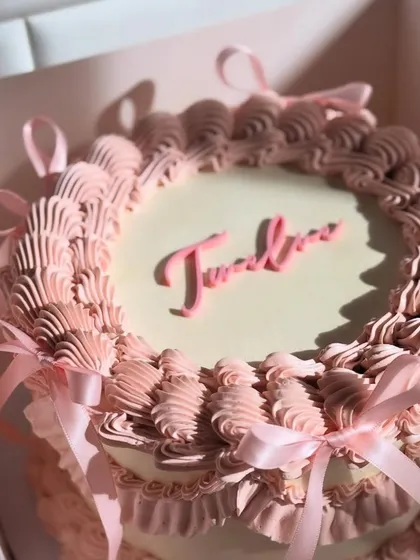 For this vintage-style cake, I used intricate piping techniques to create a frilled effect, weaving delicate pink ribbons through the design. It’s a beautiful and romantic option for bridal showers, birthdays, or anniversaries.