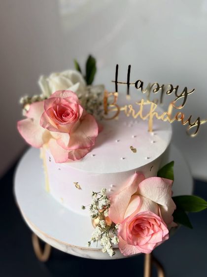 Elegant Floral & Minimalist Cakes photo 38