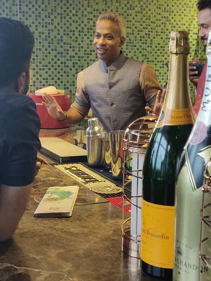 The best learning happens live. Here, we are conducting an interactive mixology session, focusing on classic techniques and the small details that elevate a guest's experience.