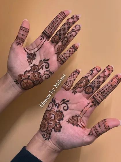 A minimal yet elegant design for an engagement. The delicate floral motifs on the palm and fingers are perfect for someone who prefers a lighter style.