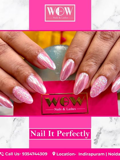 These almond-shaped extensions feature a stunning pink chrome finish with a sparkling sugar glitter accent nail. This set combines multiple trends for a truly eye-catching look.