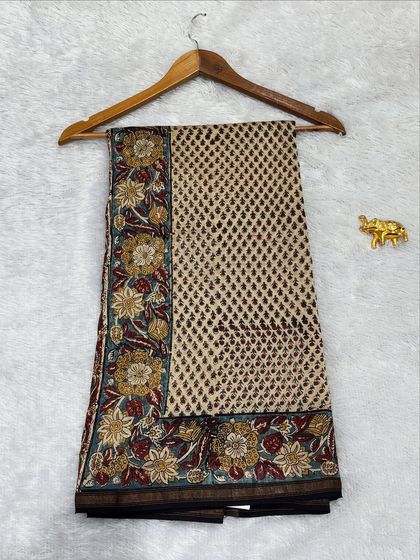 This Chanderi silk saree features a beautiful floral border combined with a jaal pattern on the body. It’s a testament to the fine craftsmanship of Bagru handblock printing.