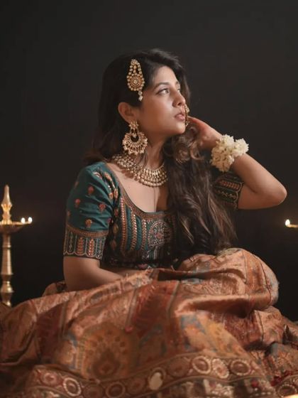 Embrace the timeless allure of Heeramandi with this stunning rental outfit. The rich fabrics and traditional jewellery create a look that is both elegant and historic.
