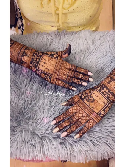 A view of the back of the hands for this bridal design, showing how the intricate patterns complement the portraits on the front.
