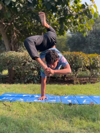 A one-hand stand variation performed outdoors. Taking our practice into nature adds another layer of focus and connection.