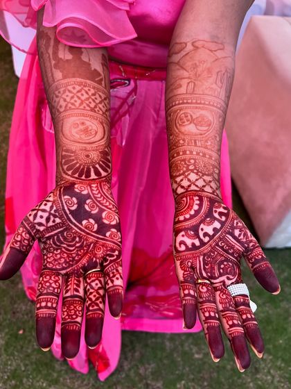 Another example of a beautiful, dark stain from my natural henna, this time for a baby shower. The design is clear and the color is rich and deep.