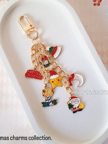 My Christmas charm collection is here to sleigh your style. This keychain is loaded with festive charms like Santa, a Christmas tree, a wreath, a candle, and a star.