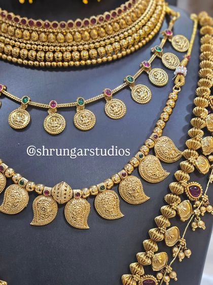 The layering of different necklaces like the Laxmi haar and mango mala creates a stunning effect, perfect for a Maharashtrian bride.